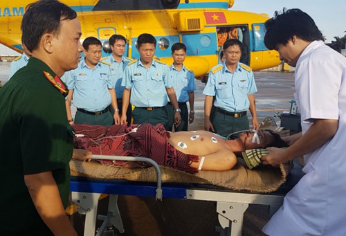 Điều trực thăng chuyển bệnh nhân ở đảo Song Tử Tây về TP.HCM - 1