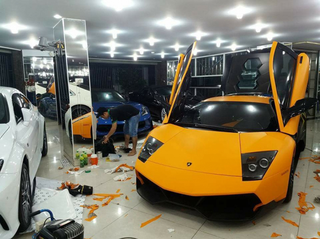 Được biết, chiếc siêu bò Lamborghini Mucielago LP670 SV được nhập về Việt Nam năm 2010. Giá trị sau thuế của siêu xe này khoảng 1,3 triệu USD.
