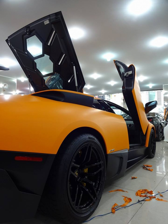 Của cắt kéo đặc trung của dòng Lamborghini
