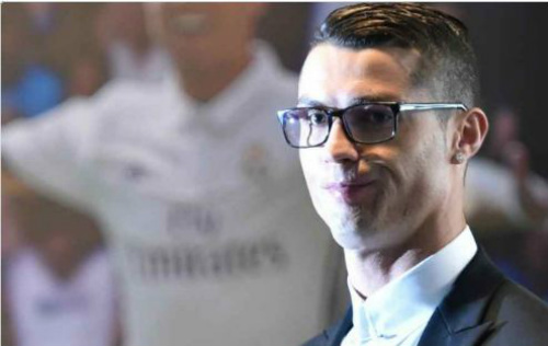 Đeo kính ký hợp đồng tỷ đô, Ronaldo bị fan châm biếm - 1