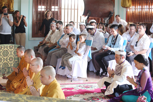 Độc đáo lễ Hằng Thuận ở chùa Vĩnh Nghiêm của cặp đôi Pháp – Việt - 4