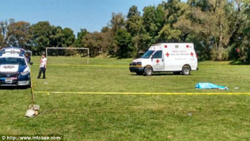 Bi kịch: Bị thẻ đỏ, cầu thủ dùng đầu húc chết trọng tài - 4