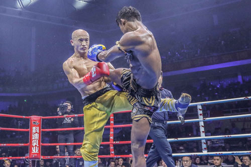 Buakaw chế nhạo tuyệt kỹ "chân sắt" của Yilong - 3