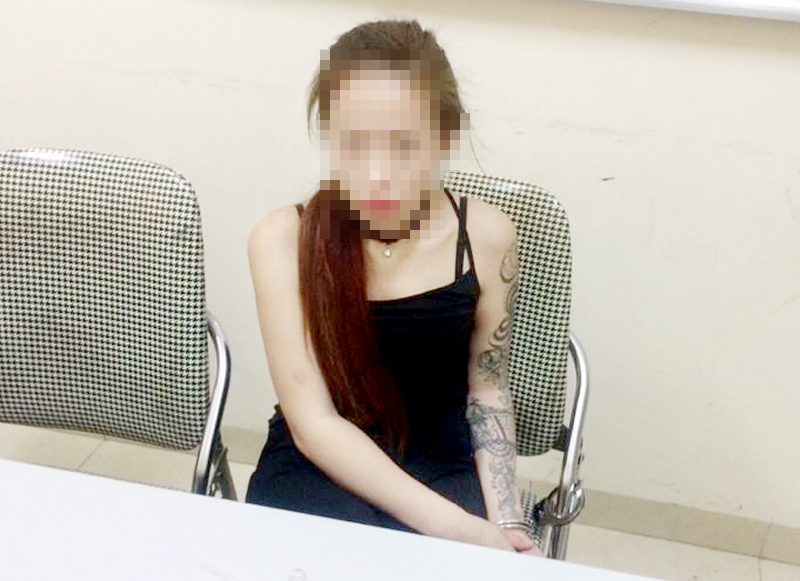 Gặp CSGT, hotgirl giấu chất nghi ma túy vào áo ngực - 1