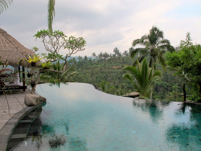 Đảo Bali ở Indonesia được coi là thiên đường dành cho các cặp đôi tận hưởng tuần trăng mật. Sau khi nghỉ ngơi giữa không gian yên tĩnh và bể bơi vô cực tuyệt đẹp, du khách có thể khám phá bãi biển, rạn san hô, hàng nghìn ngôi đền cổ và núi lửa ở đây.