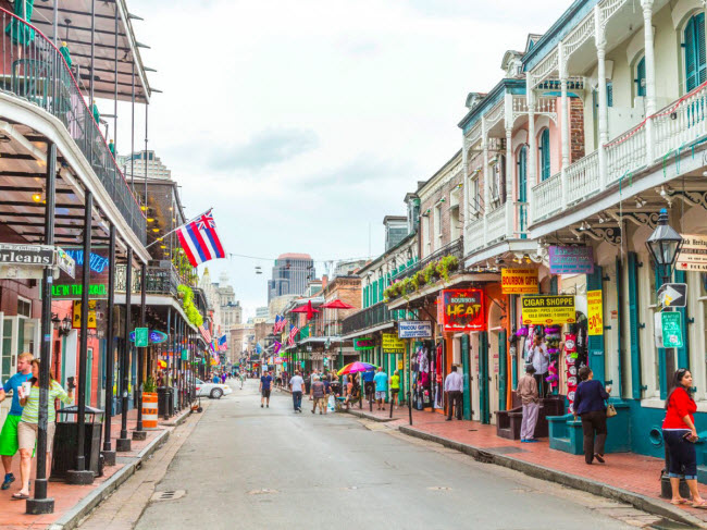 Nếu bạn muốn có kỳ nghỉ trăng mật tại Mỹ, hãy tới thành phố New Orleans ở bang Louisiana. Các cặp đôi có thể ăn mừng cuộc sống mới tại quán bar French Quarter hay thưởng thức cocktail hảo hạng nơi đây.