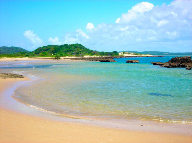 Du khách có thể thư giãn trên bãi biển, câu cá hay khám phá cuộc sống của sinh vật biển khi tới Mozambique ở châu Phi. Khí hậu ôn hòa khiến đảo quốc này trở thành điểm đến lý tưởng trong bất kỳ mùa nào.