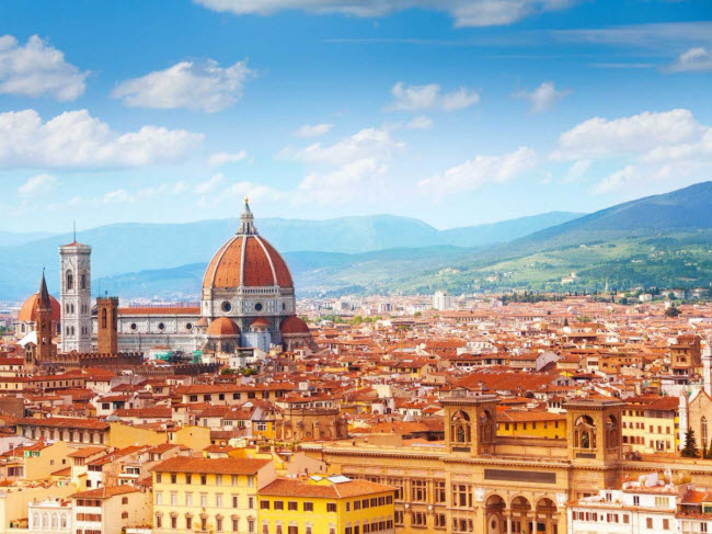 Nếu hai người có chung tình yêu với nghệ thuật, văn hóa và ẩm thực, hãy tới thành phố Florence ở Italia. Tại đây, du khách có thể tham quan nhà thờ Duomo và triển lãm tranh Uffizi hay thưởng thức các món ăn nổi tiếng của xứ sở mì ống. 