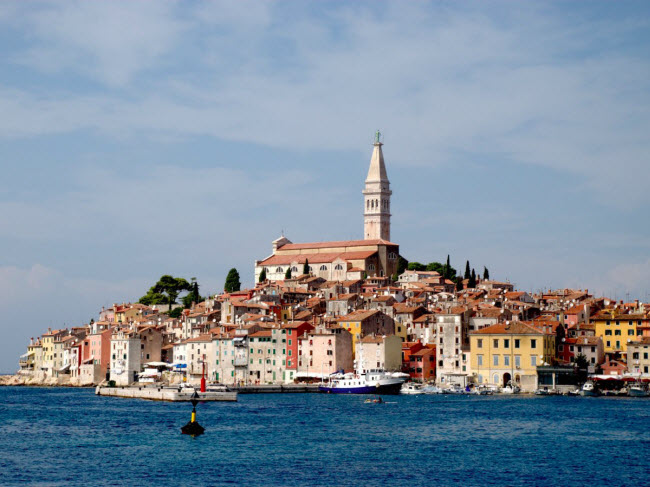 Hãy nhớ mang theo máy ảnh để ghi lại mặt nước trong xanh quanh các bãi biển khi bạn tới Croatia. Các cặp đôi mới cưới sẽ không muốn rời thành phố Rovinj, sau khi thưởng thức rượu sâm panh và ngắm cảnh mặt trời lặn ở nơi đây.
