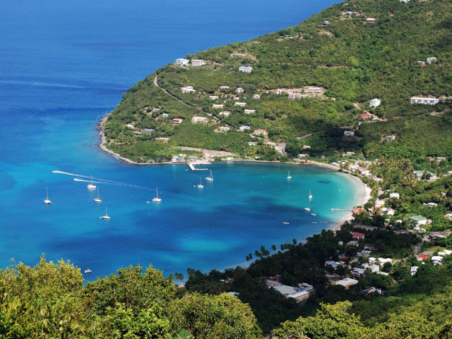 Khi tới quần đảo British Virgin Islands, các cặp đôi không nên bỏ qua bãi biển Honeymoon Beach trên đảo St. John. Nơi đây có nhiều hoạt động dưới nước hấp dẫn từ lặn ống thở cho tới chèo thuyền.