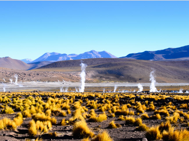 Sa mạc Atacama ở Chile có không gian yên tĩnh và thơ mộng, rất thích hợp cho các cặp đôi tận hưởng kỳ nghỉ trăng mật. Bạn có thể vừa tận hưởng dịch vụ spa vừa ngắm hoàng hôn trên sa mạc khô cằn. Du khách cũng có thể cưỡi ngựa khám phá núi Andes và sông Salado.