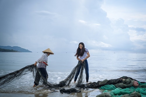 Hoa khôi Diệu Ngọc &#34;so kè&#34; trình Anh ngữ với Lan Khuê - 2