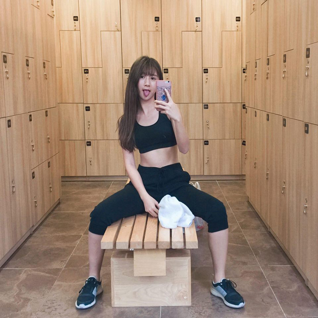 Quỳnh Anh Shyn hiện là một trong những cô nàng hot nhất làng giải trí, cô nàng xinh đẹp cũng cực chăm chỉ rèn luyện sức khỏe tại phòng gym.