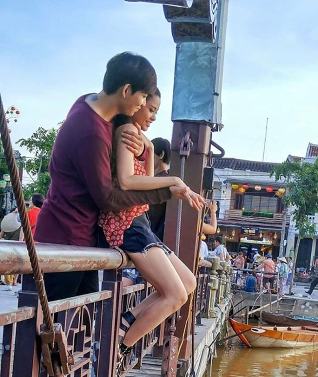Cặp đôi Tim – Trương Quỳnh Anh luôn thu hút sự chú ý mỗi khi cùng nhau xuất hiện nơi công cộng. Mới đây, hai ngôi sao có mặt tại phố cổ Hội An, rất tình cảm ở khu vực gần bờ sông.