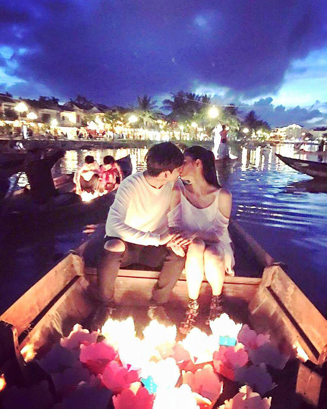 Trên chiếc thuyền chở đèn hoa, cả hai trao nhau nụ hôn âu yếm ngọt ngào giữa khung cảnh mây trời thiên nhiên.