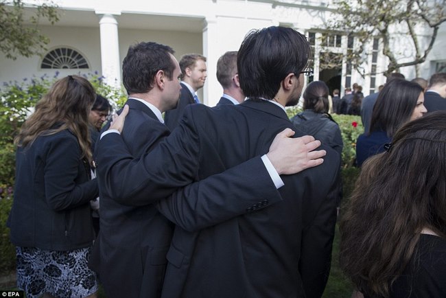 Obama chúc Trump, nhân viên Nhà Trắng mặt như có đám - 7