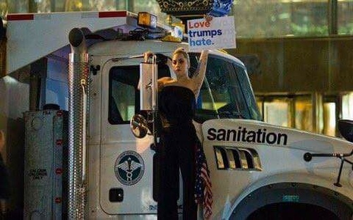 Lady Gaga biểu tình, nước mắt nhạt nhòa vì Trump thắng cử - 1