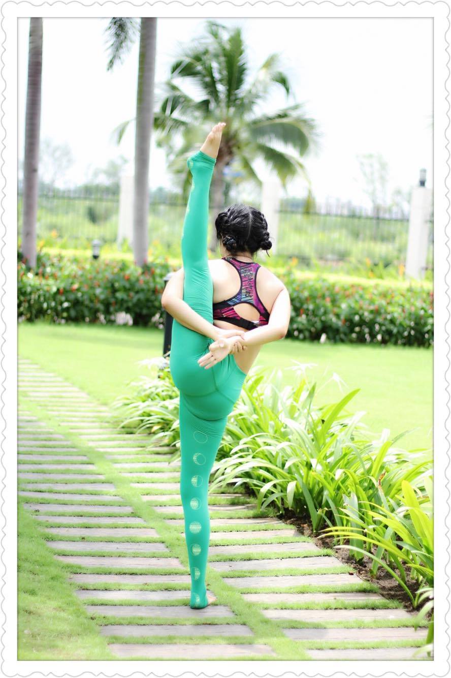 Bà mẹ 8X xinh đẹp &#34;dẻo như kẹo kéo&#34; nhờ tập yoga - 3