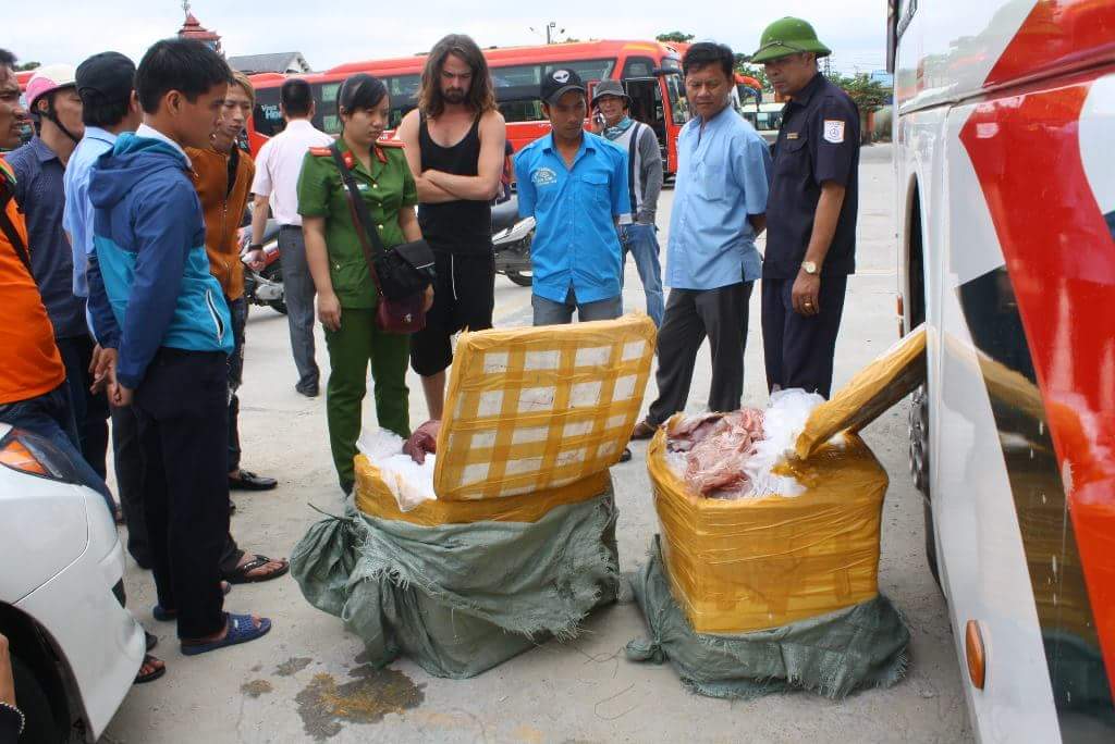 Phát hiện hơn 2 tạ nội tạng hôi thối trên xe khách - 3