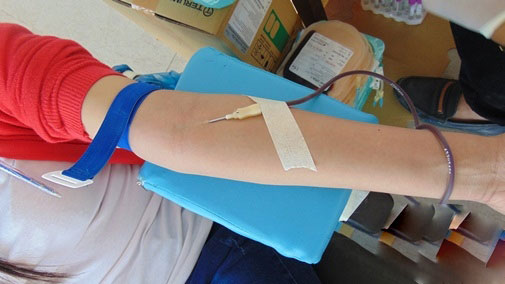 Ngã ngửa món quà nữ sinh nhận được khi đi hiến máu - 1