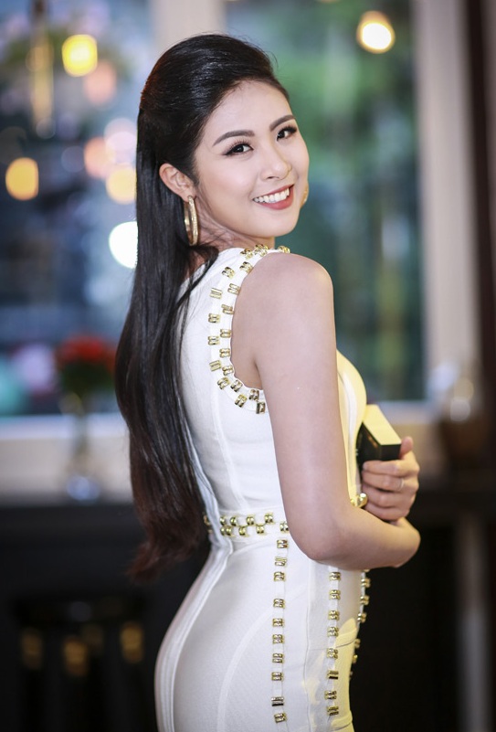Hoa hậu Ngọc Hân thả dáng với áo váy ôm sát gợi cảm - 1