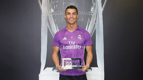 Xuất sắc nhất 2016, CR7 tặng danh hiệu cho đồng đội - 2