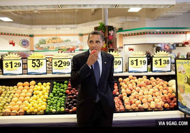 Ông Obama ăn một quả đào tại siêu thị Kroger's ở thành phố Bristol, bang Virginia, Mỹ.