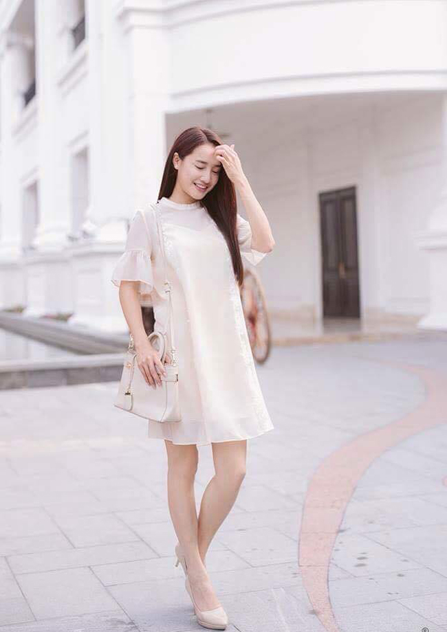 Phong cách thời trang hiện đại của bạn gái Trường Giang được nhiều bạn trẻ yêu thích.