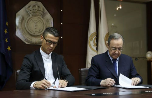 Đeo kính ký hợp đồng tỷ đô, Ronaldo có thể bị phạt - 1