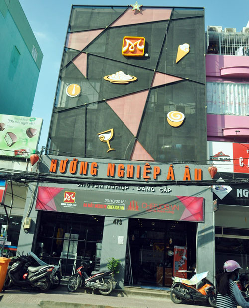 Biển quảng cáo 'khủng' bịt kín mặt tiền giăng khắp SG - 9