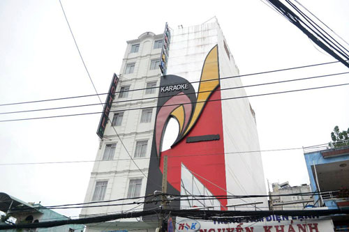 Biển quảng cáo 'khủng' bịt kín mặt tiền giăng khắp SG - 10