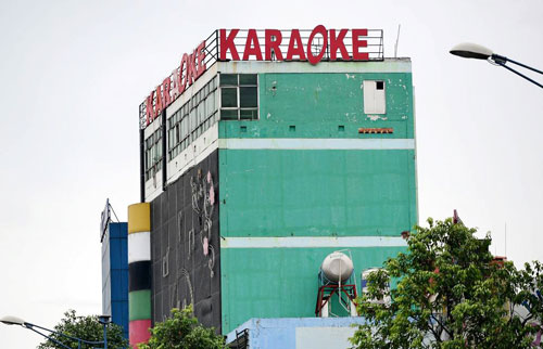 Biển quảng cáo 'khủng' bịt kín mặt tiền giăng khắp SG - 11