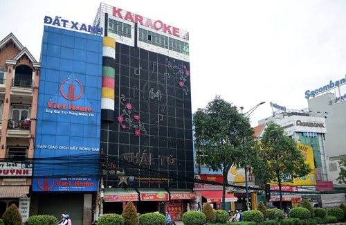 Biển quảng cáo 'khủng' bịt kín mặt tiền giăng khắp SG - 7