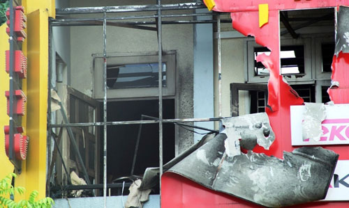 Biển quảng cáo 'khủng' bịt kín mặt tiền giăng khắp SG - 13