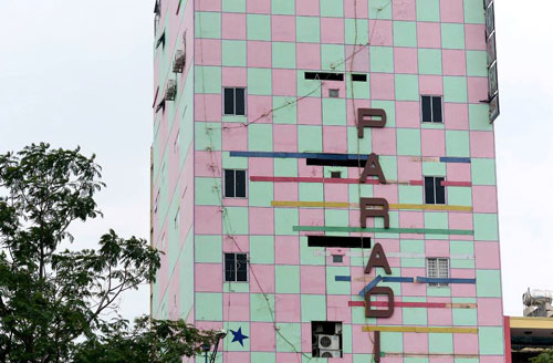 Biển quảng cáo 'khủng' bịt kín mặt tiền giăng khắp SG - 12