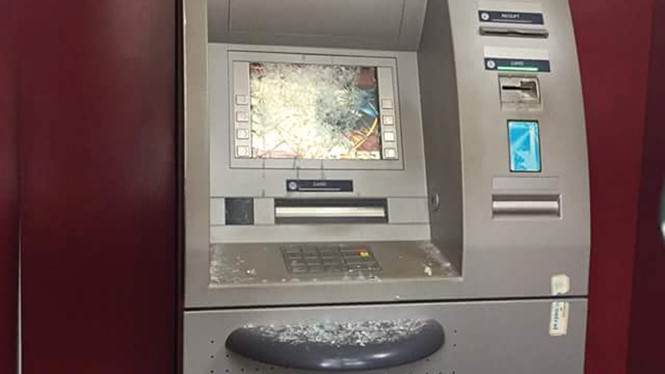Ngáo đá, người đàn ông đập hỏng 2 cây ATM trong đêm - 1