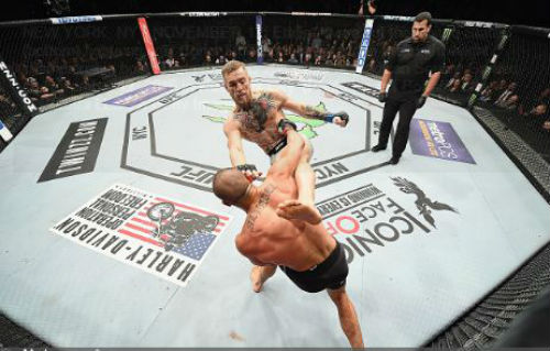 Thắng siêu tốc, "Gã điên" McGregor tạo kỳ tích UFC - 1