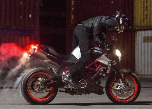 2017 Aprilia Shiver xuất hiện “ghênh chiến” Ducati Monster - 1