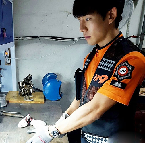 Chàng lính cứu hỏa "đẹp như Bi Rain" khiến chị em sôi sục - 4