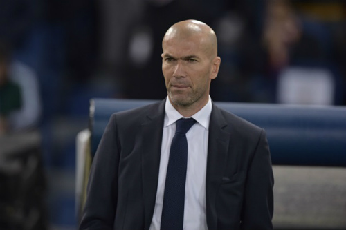 Real vào tâm bão: Zidane phải “cứng” tay lái - 1