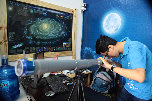 Giới trẻ săn siêu trăng bằng kính thiên văn… ống nước - 1