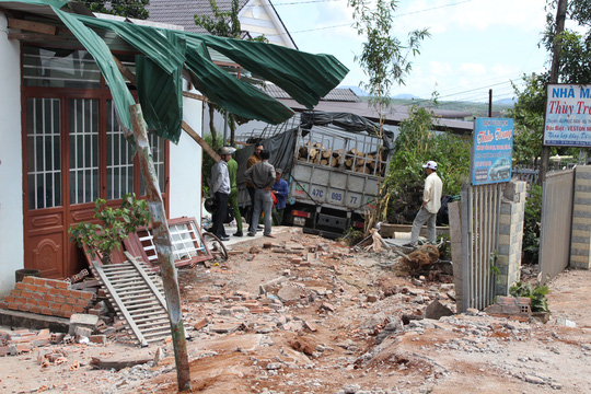 Xe tải đâm vào 4 nhà dân, 1 người chết - 2