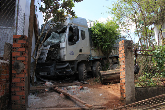 Xe tải đâm vào 4 nhà dân, 1 người chết - 3