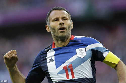 Ông lão "nhả đạn" ở giải lớn: Gọi tên Giggs, Totti - 3