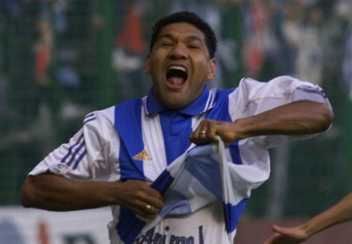 Ông lão "nhả đạn" ở giải lớn: Gọi tên Giggs, Totti - 6