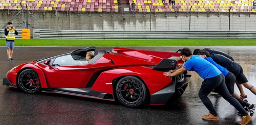 Lamborghini Veneno Roadster chết máy phải nhờ người đẩy nổ - 1