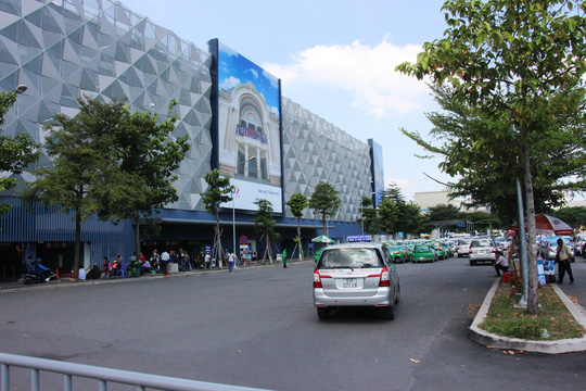 Sân bay Tân Sơn Nhất có nhà xe “5 sao” - 1