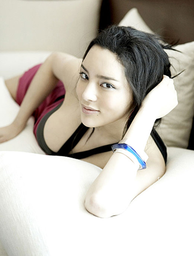 Park Shi Yeon là một trong những hoa hậu thành công trên màn ảnh Hàn. Tuy nhiên, cô cũng dính không ít tai tiếng vì chuyện phẫu thuật thẩm mỹ. Đầu năm 2013, Park Shi Yeon còn bị cáo buộc là một trong những người đẹp Hàn sử dụng trái phép chất cấm propofol (một dạng chất gây nghiện chỉ được dùng trong y tế).