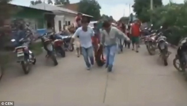 Bolivia: Kẻ hiếp dâm bị dân lôi khỏi nhà giam, treo cổ - 3