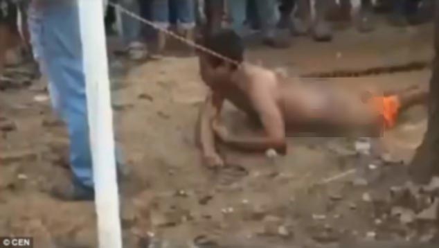 Bolivia: Kẻ hiếp dâm bị dân lôi khỏi nhà giam, treo cổ - 2